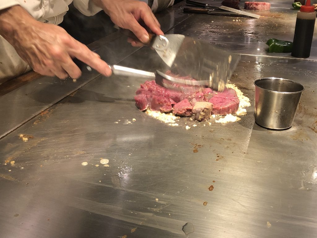 鉄板焼きシェフの包丁さばき