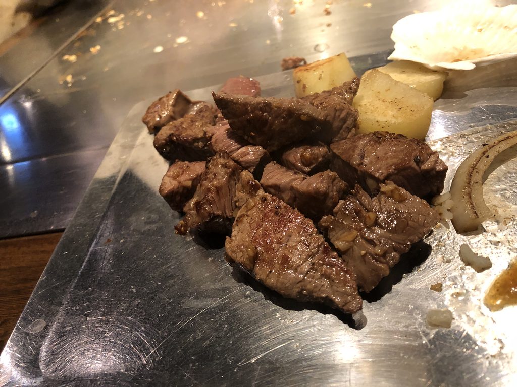 鉄板焼きのステーキとポテト