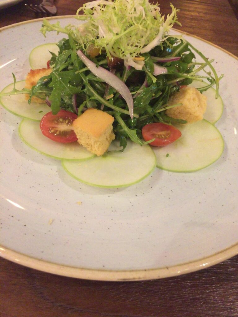 BIRD Southern Table & Barのサラダ