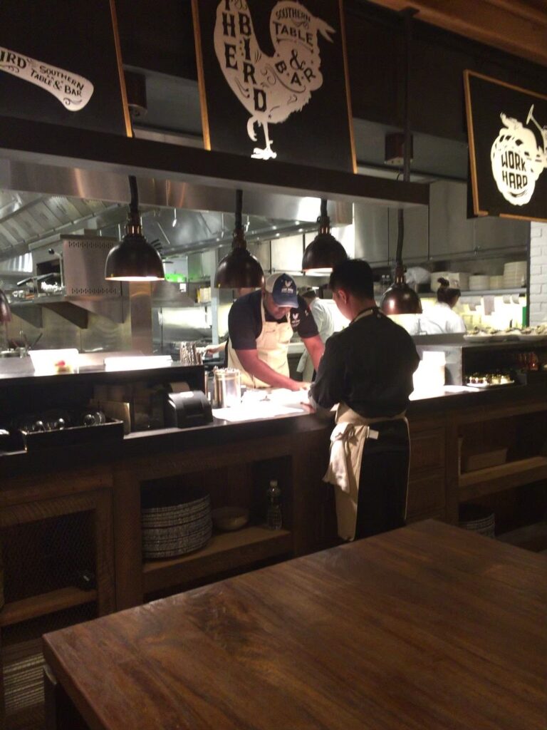 BIRD Southern Table & Barのオープンキッチン