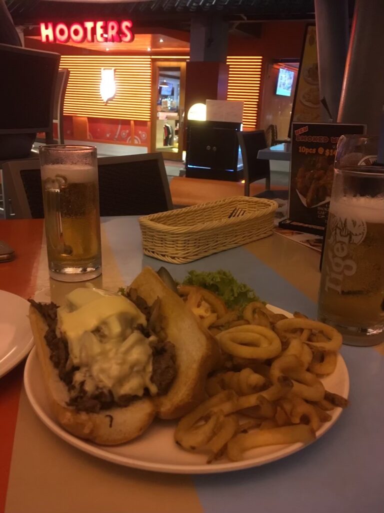 クラークキーのバーで食べたポテトとビール