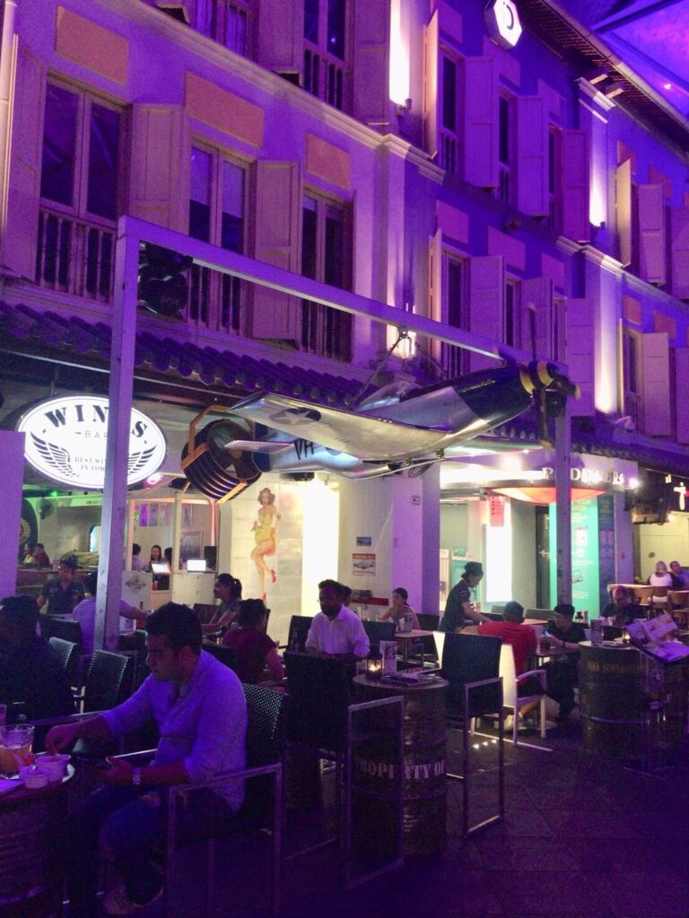 プロペラの装飾がある「WINGS BAR」の外観