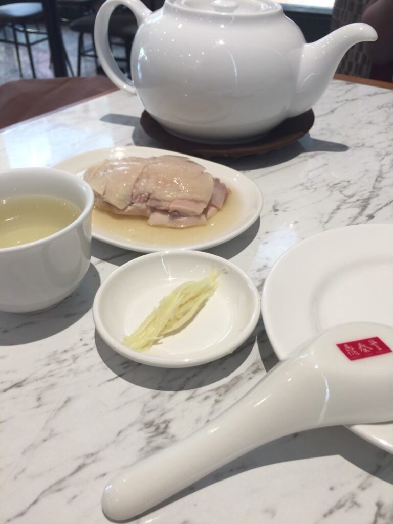 鼎泰豊のウーロン茶ポットと副菜