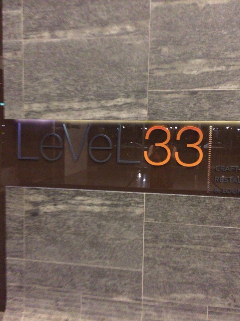 「Level 33」の看板 
