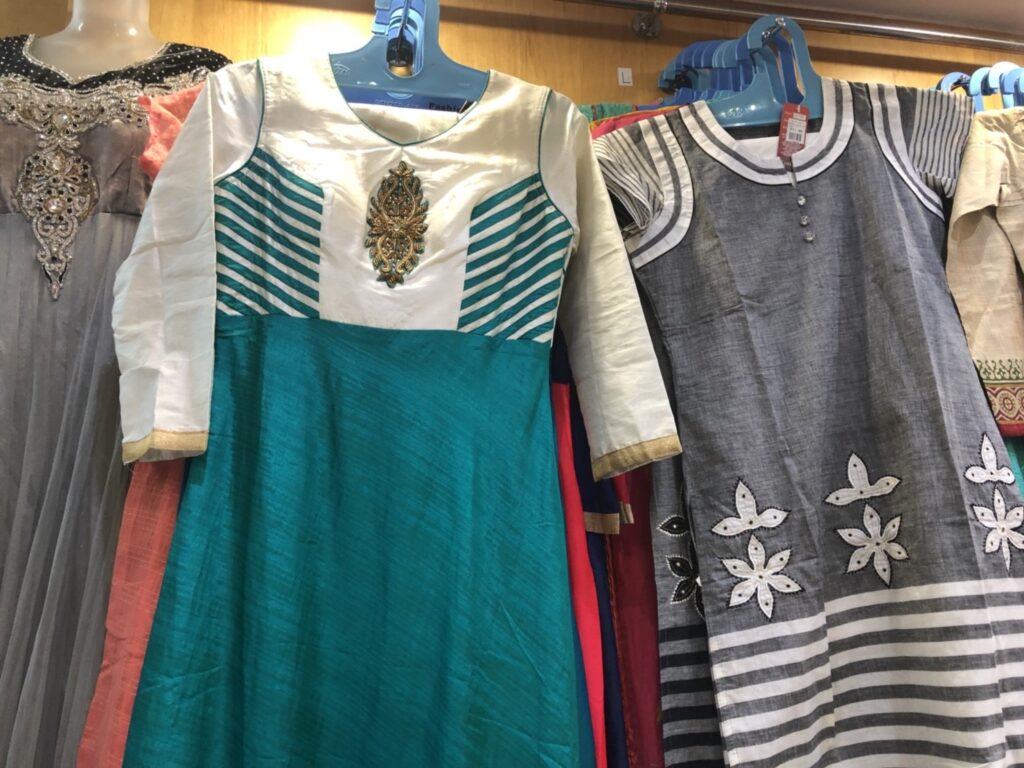 リトルインディアの服屋の様子