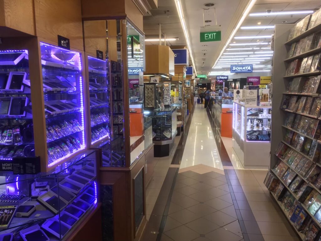 ムスタファセンター店内の時計・アクセサリー売り場