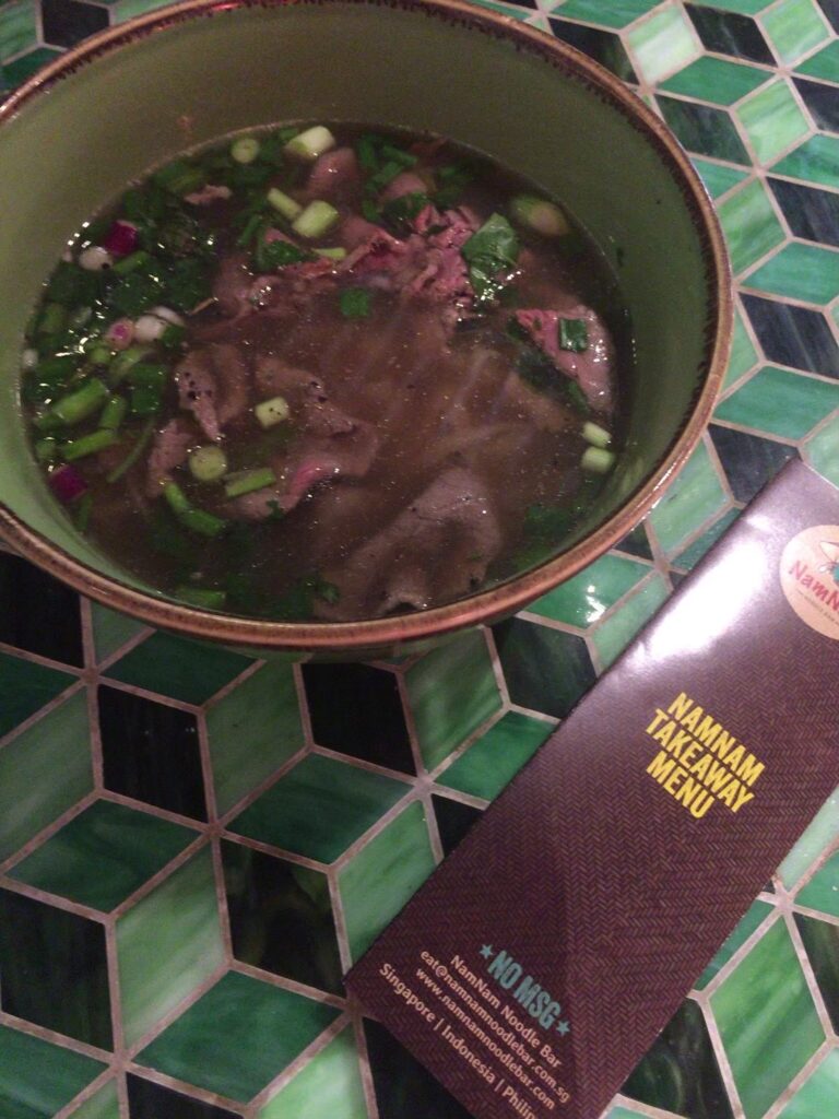 オーチャードのNamNam Noodle Barで食べたパクチーたっぷりのフォー