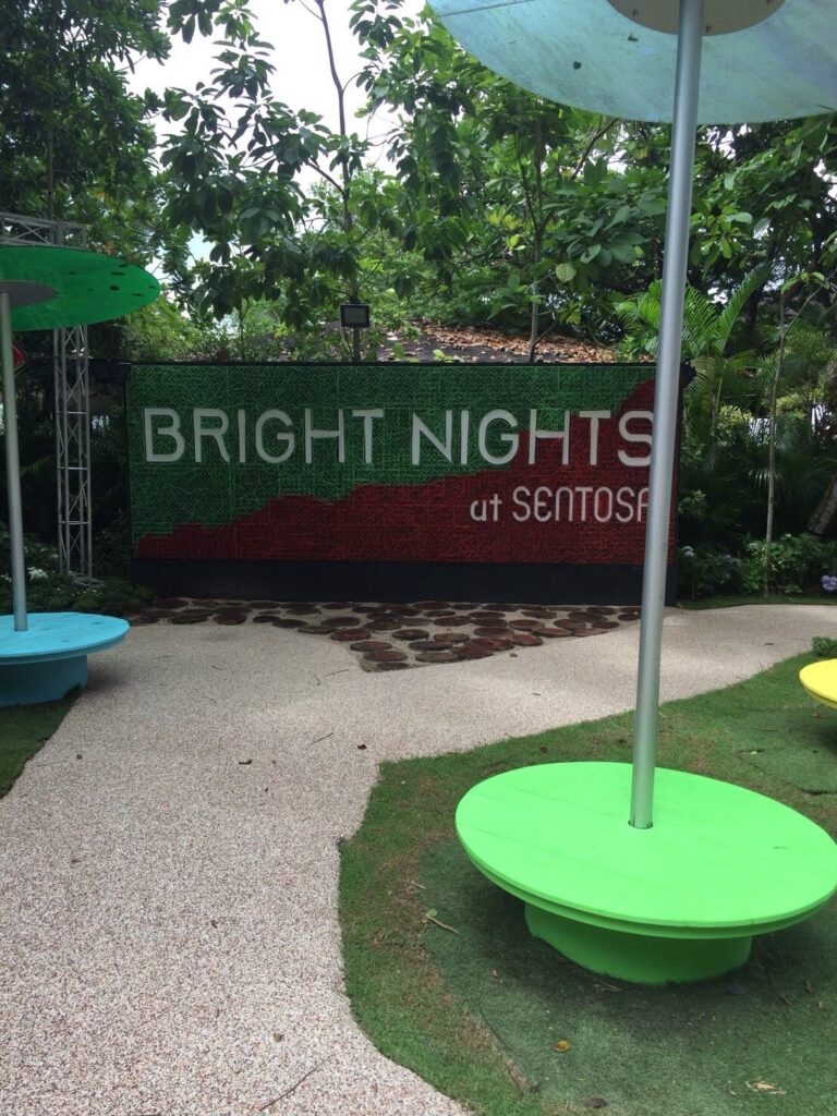 セントーサ島「Bright Nights」イベントの看板