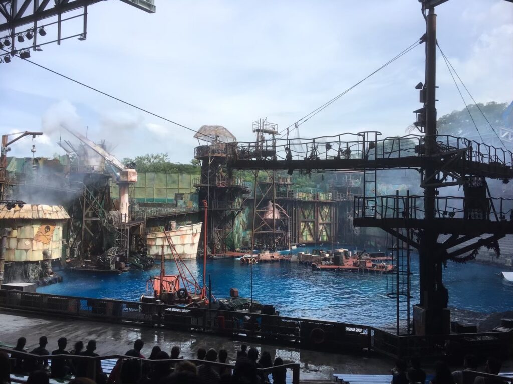 ユニバーサル・スタジオの水上ショー「ウォーターワールド」